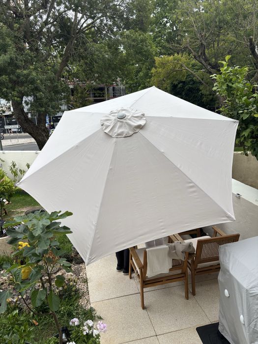 Chapéu de sol bege com capa