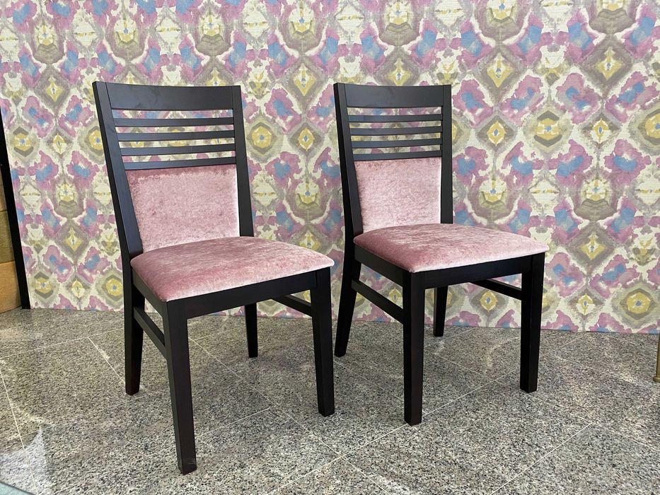 Cadeiras em wengue estofadas em rosa