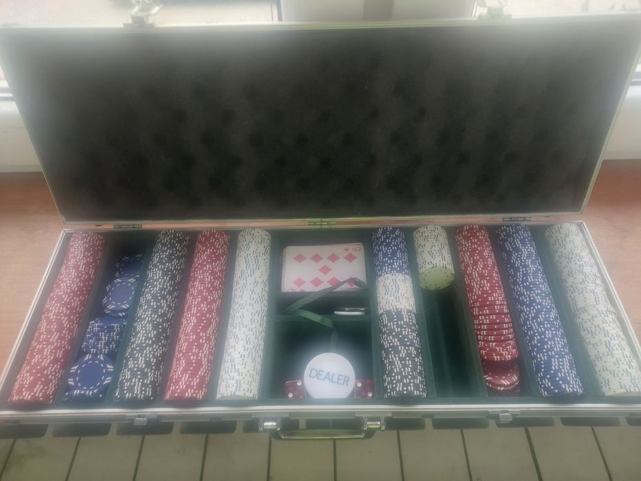 Walizka z żetonami do gry POKER