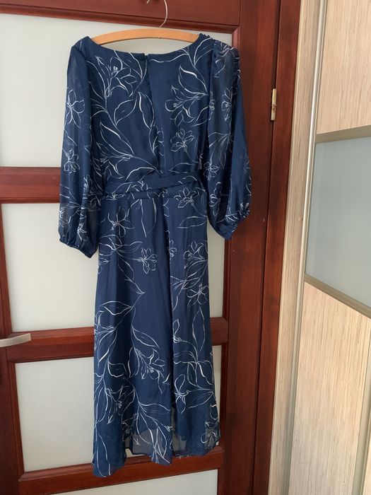 Sukienka midi z dekoltem kopertowym i paskiem DKNY 42