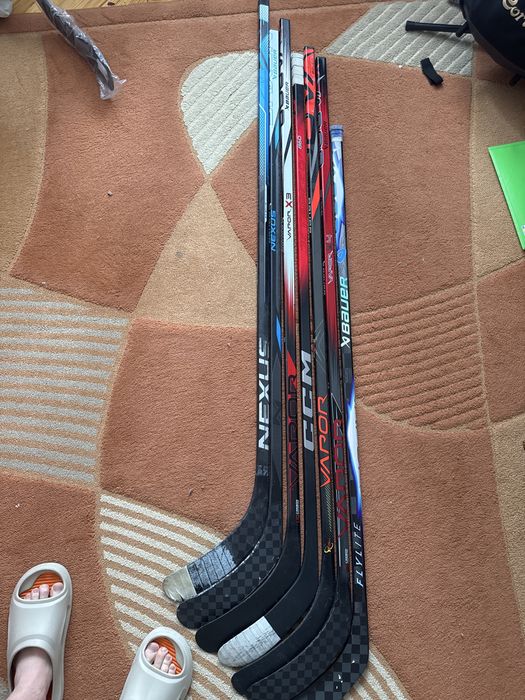 Клюшки хокейні..