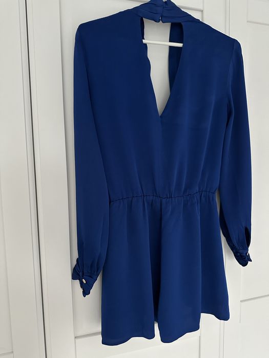 Satynowy kombinezon z kopertowym dekoltem