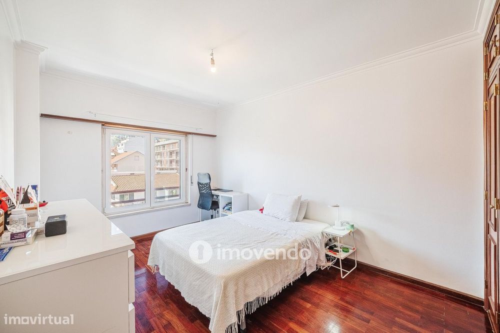Apartamento T2, com lugar de estacionamento e arrecadação, na Ramada
