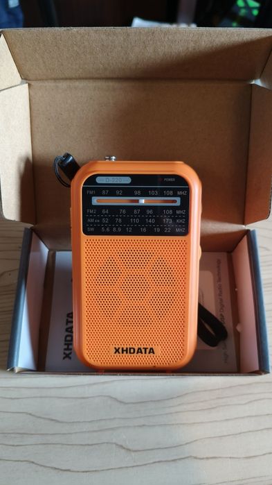 Turystystyczne radio kieszonkowe Xhdata D-220 FM AM SW