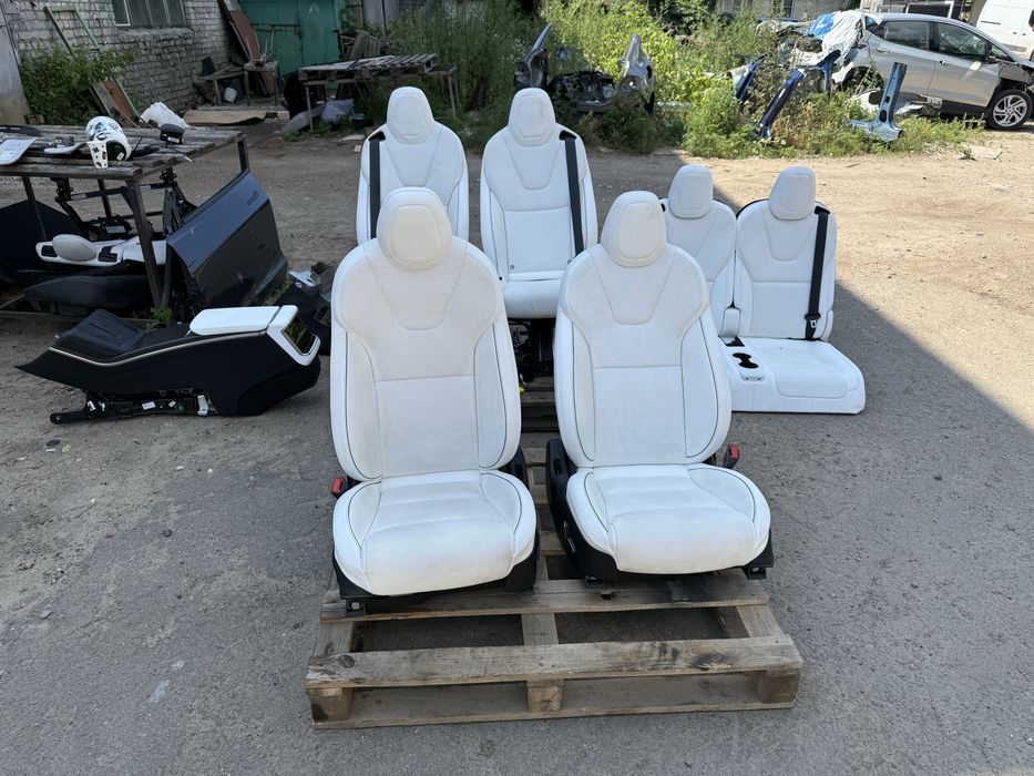 Салон білий 6 місць Tesla Model X plaid