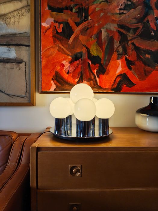 Candeeiro de mesa vintage com cinco globos de vidro opalino branco
