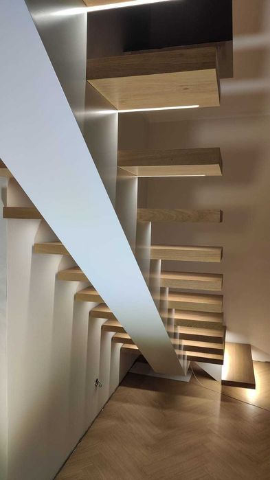 Schody metalowe ze stopniami jesionowymi