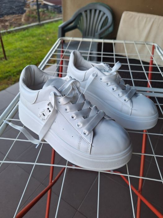 Sprzedam buty sportowe damskie