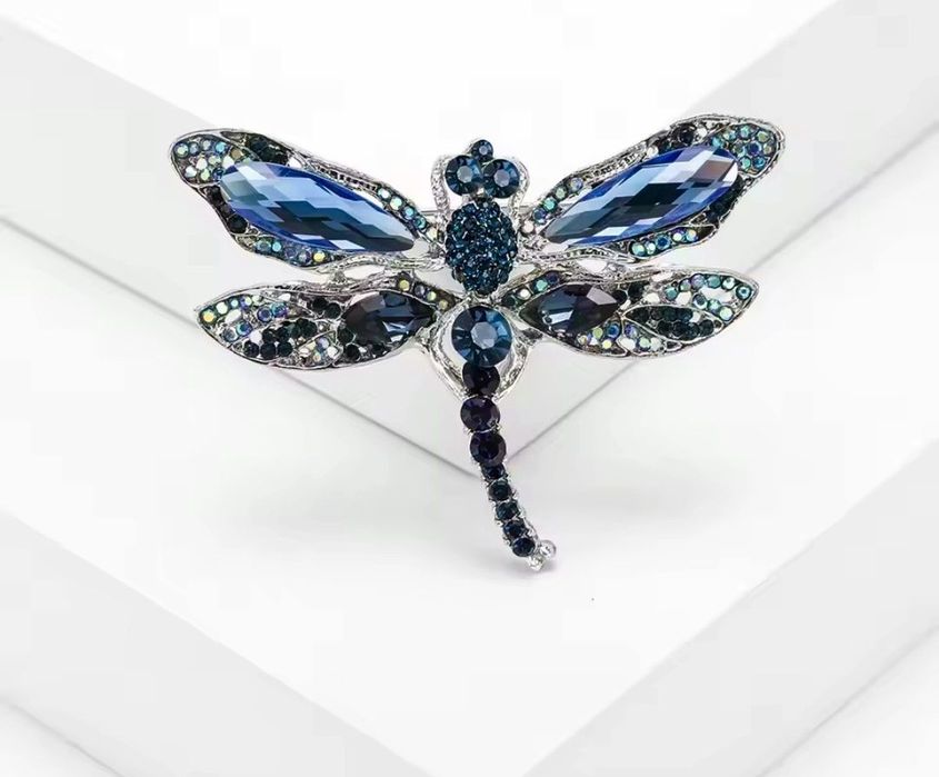 Piękna broszka ważka