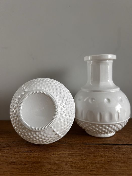 Zestaw 9 białych wazonów szklanych dekoracyjnych 12 cm – szkło mleczne