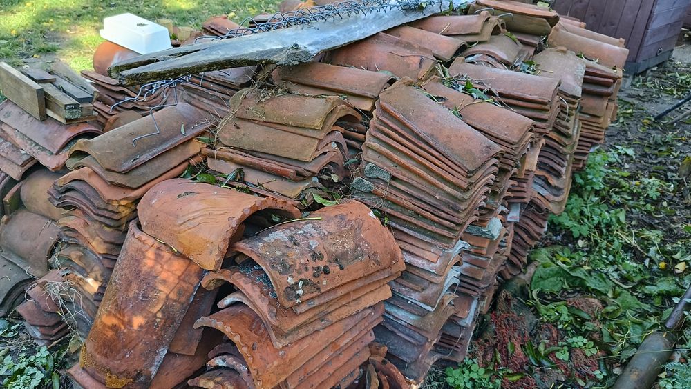 Stara dachówka 350-400 szt, tanio sprzedam.