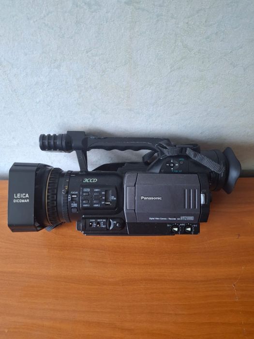 Професійна відеокамера Panasonic DVX100B
