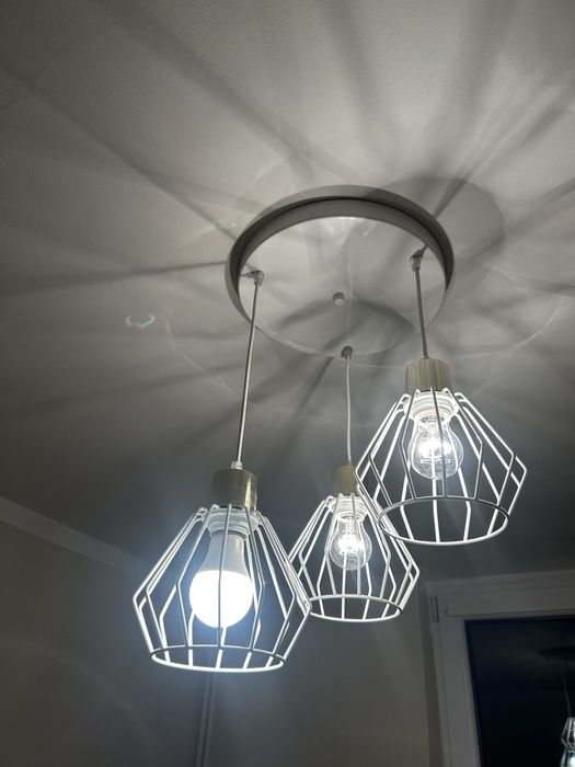 Lampa biała wisząca prawie jak nowa