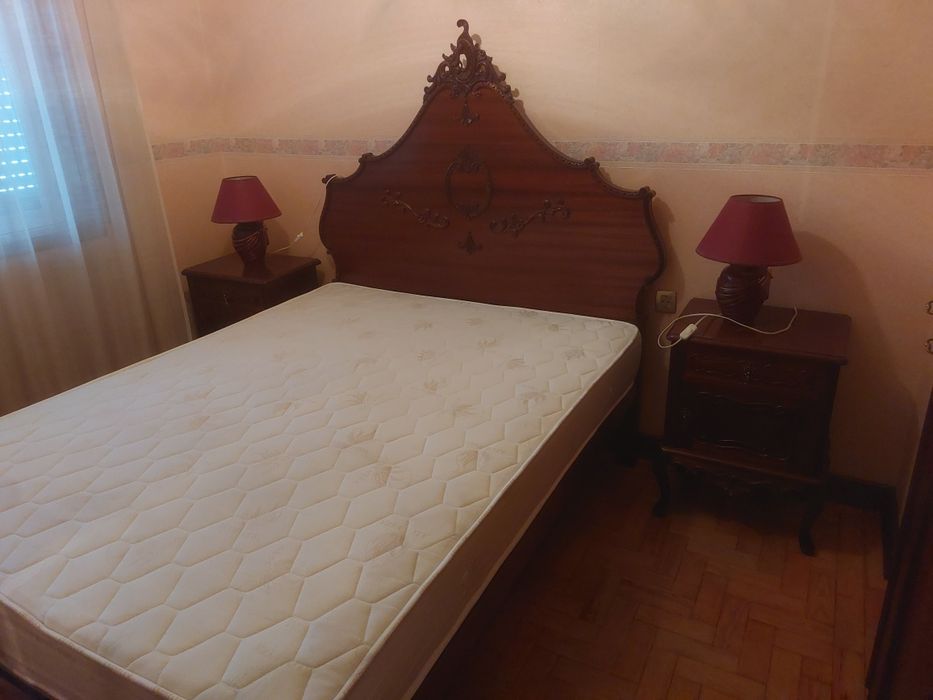 Cama com 2 camiseiros e cómoda.