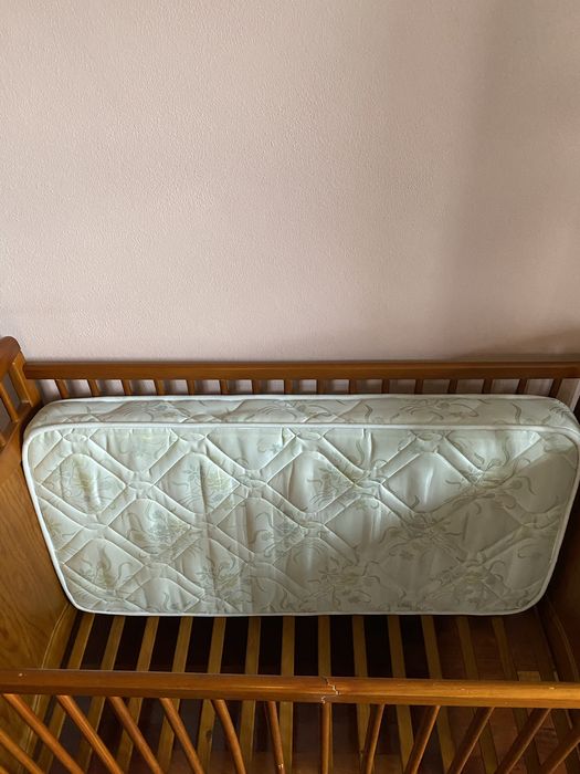 2 Bercos um de madeira macica e outro de madeira