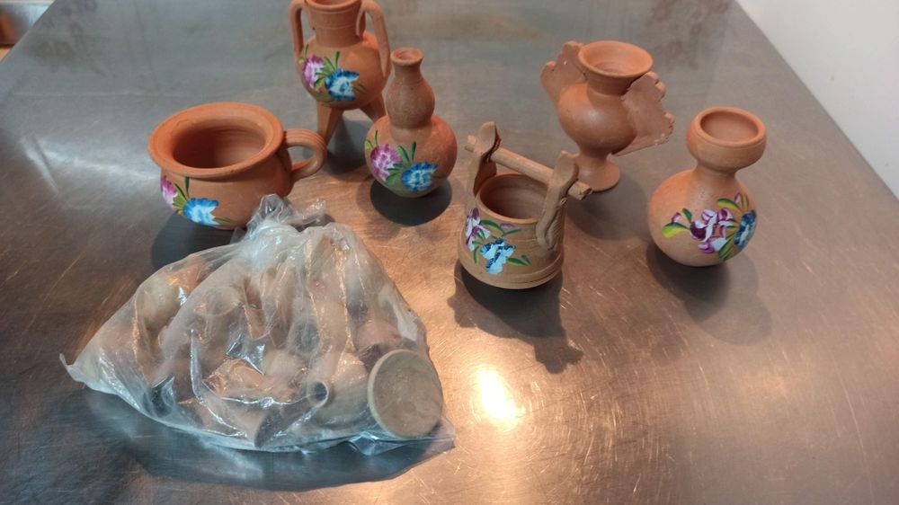 Vasos ou jarras de cerâmica de vários modelos, pintadas a mão. Em mini