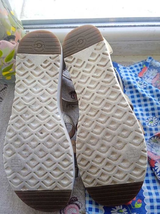 Продам жіночі шкіряні босоніжки бренду UGG