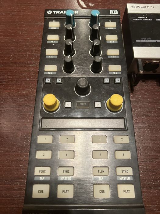 Traktor audio 8 e controlador x1