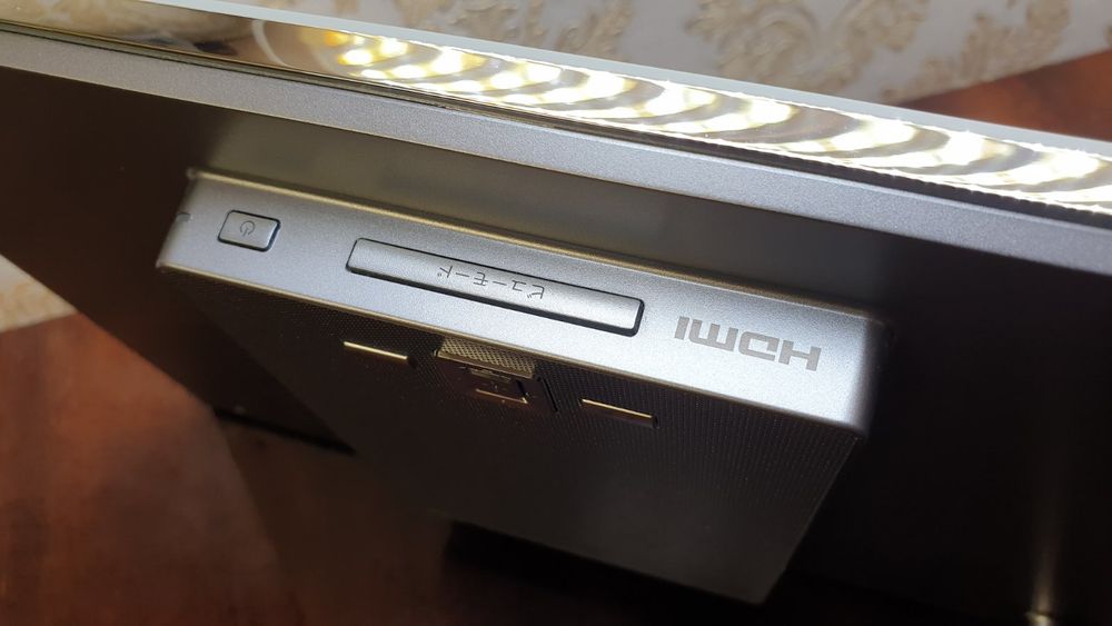 Цифровая фоторамка Sony DPF-XR100 (диагональ LED экрана 26см)