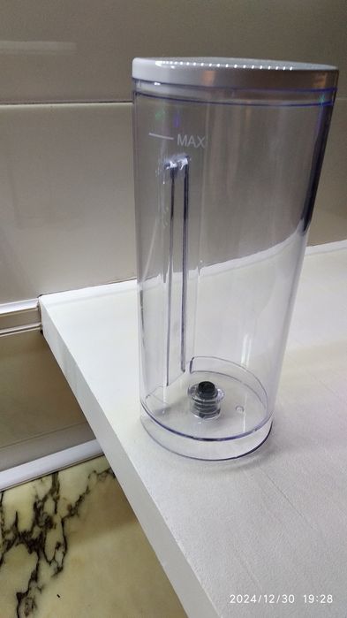 Vendo depósito de água de máquina de café.