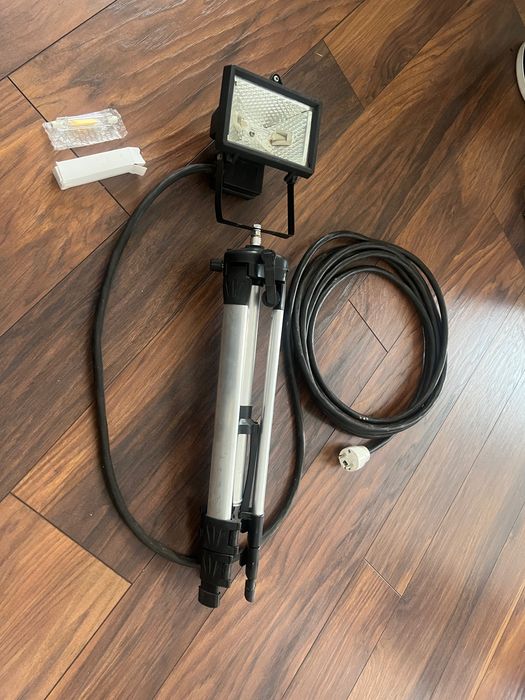 Halogen z tripodem