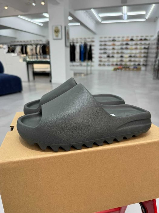 Czarne kapcie Adidas Yeezy 40,5