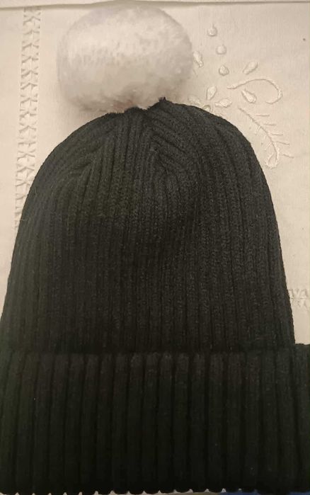 Gorro preto com pompom branco - bom estado