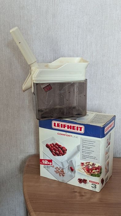 машинка для видалення кісточок 

кісточок з вишні та черешні моделі Leifheit Comfortline.