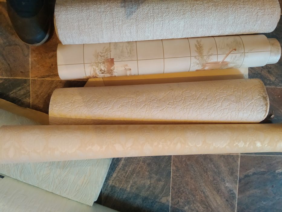 Большой рулон и остатки обоев