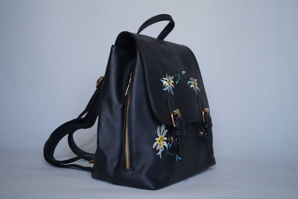 Рюкзак жіночий чорний з вишивкою