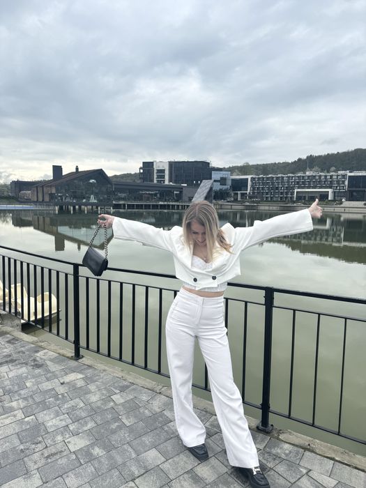 Піджак укорочений білого кольору, розмір S