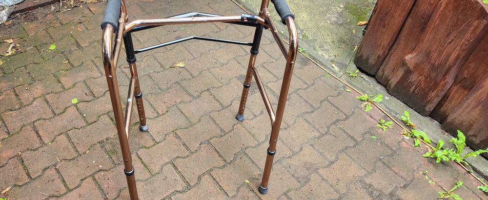 aluminiowy balkonik kroczący