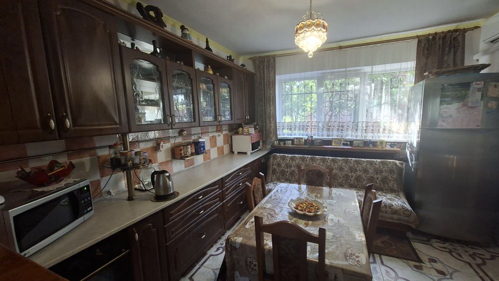 Продаж просторого будинку у передмісті  Івано-Франківська . Площа 235 м2. Земельна ділянка 25 соток. 2 Гаражі . Басейн. Комунікації. 15 км до міста