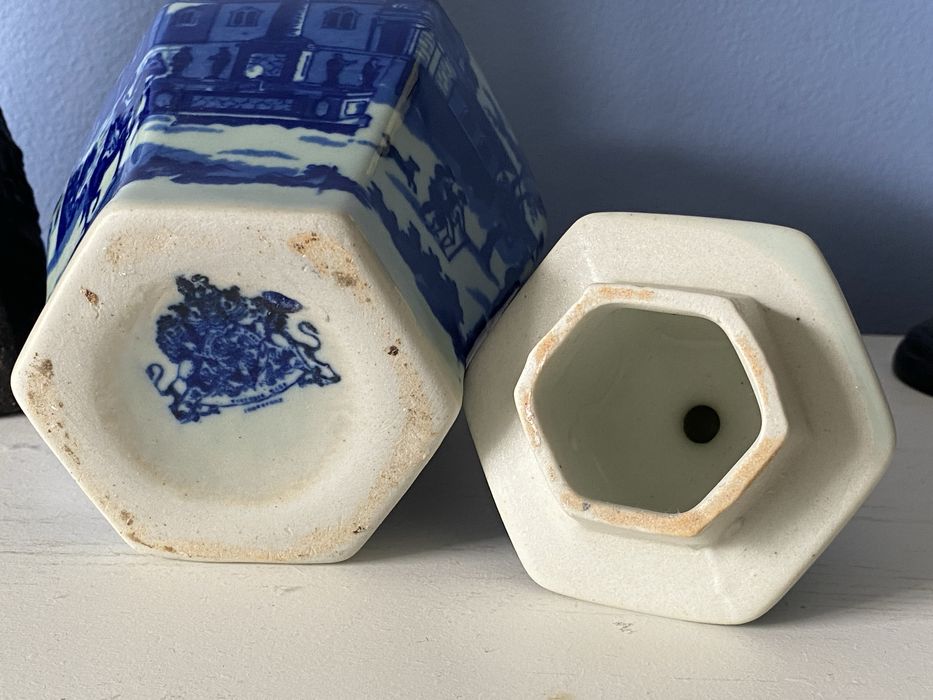 Vaso hexagonal com brasão britânico
