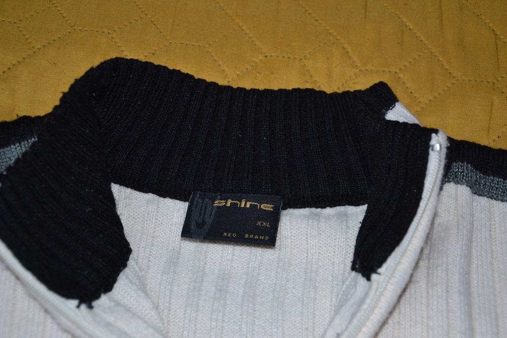 Sweter męski z czarnymi elementami