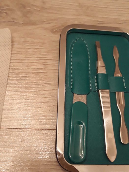Zestaw przyborów w ślicznym etui nowy