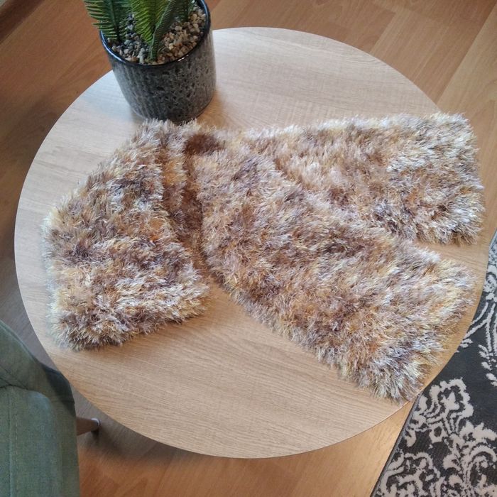 Damski szalik w odcieniach brązu.