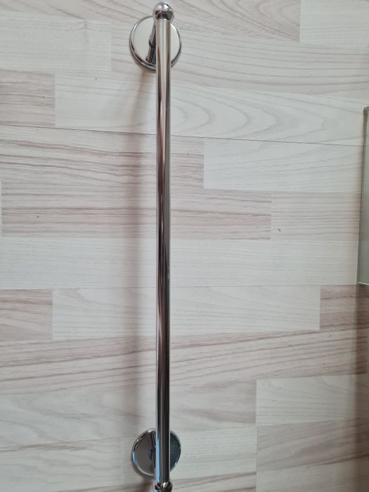 Metalowy chromowany wieszak na reczniki