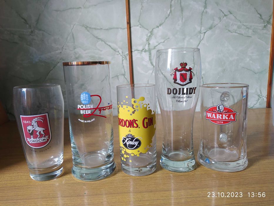 Komplet ozdobnych kufly i szklanek