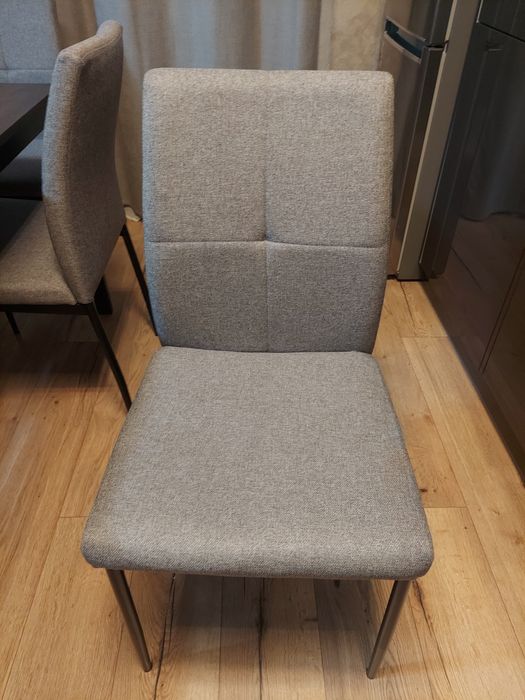 Szare krzesła do jadalni