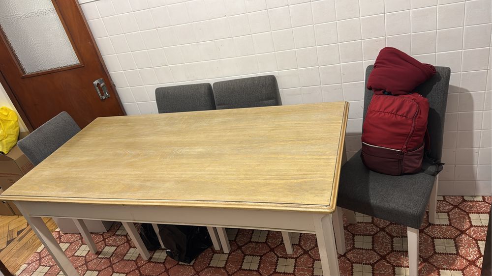 Cadeiras e mesa a venda