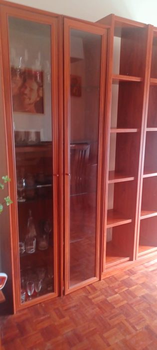 Movel com cristaleira castanho