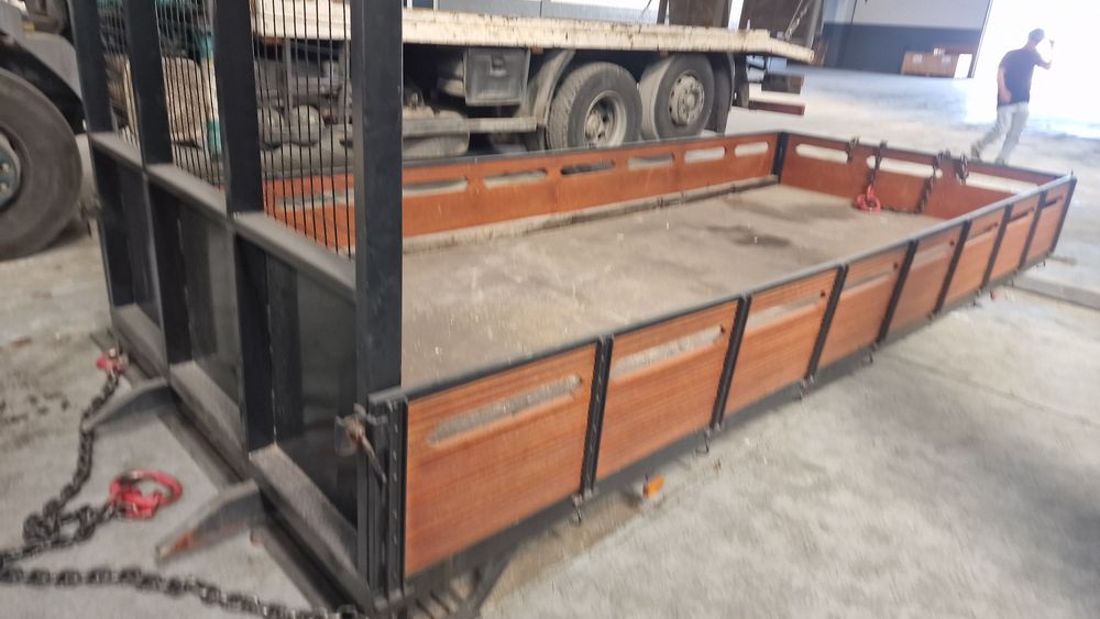 Carroceria carrocaria em ferro e madeira 4.90x2.00