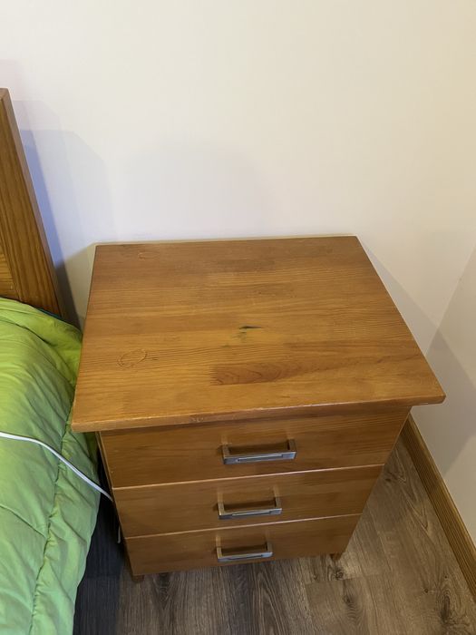 Conjunto de quarto ( Cama e mesinha de cabeceira )