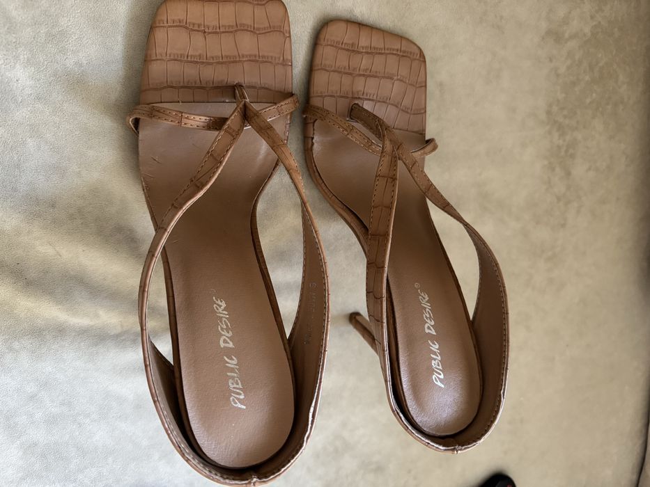 Босоніжки на підборах