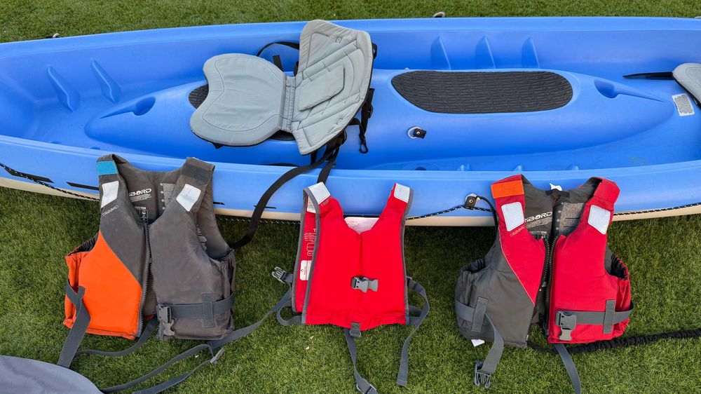 Kayak rígido 3 lugares + 2 remos + 2 assentos + 3 coletes salva-vidas