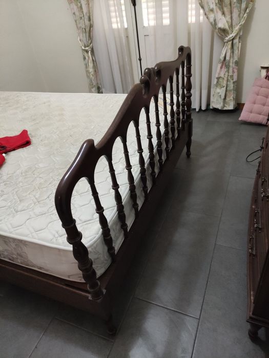 Cama casal madeira e de ferro.