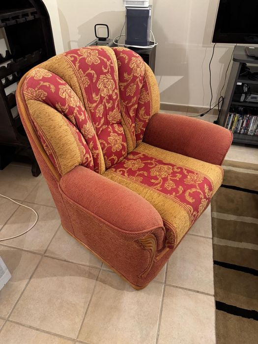 Poltrona em tecido com paineis de madeira. Estrutura perfeita