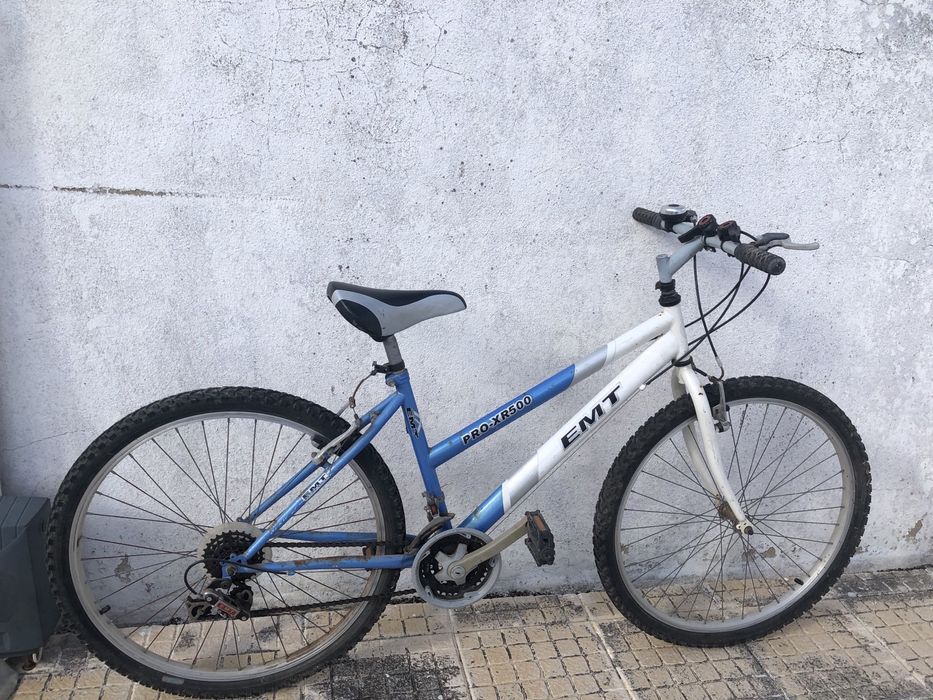 Bicicleta azul de senhora