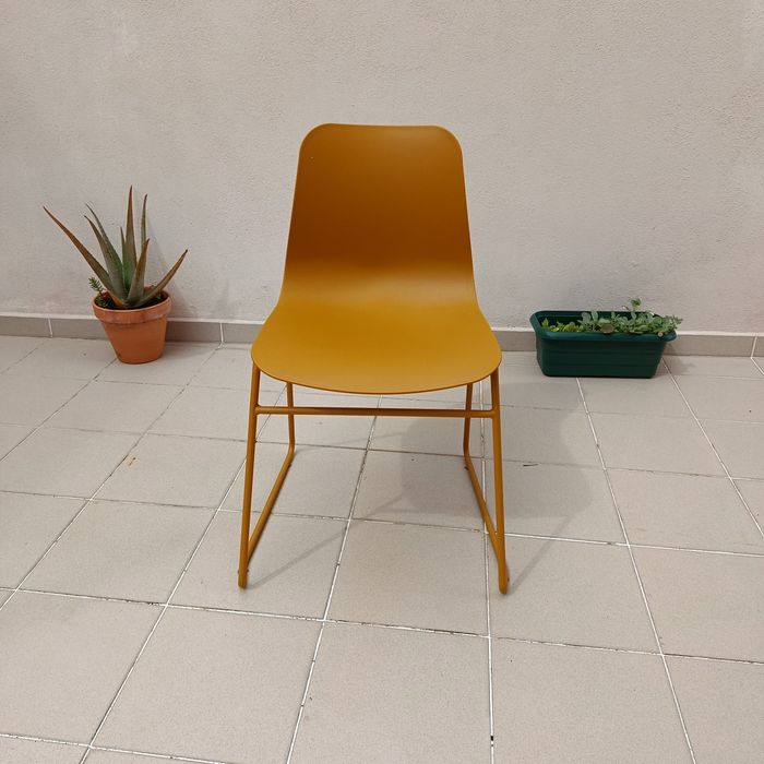 Cadeira design amarela/mostarda